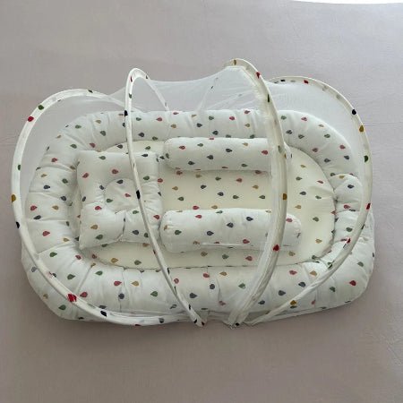 reducteur-de-lit-evolutif-motif-gouttes-multicolores-vue-dessus-moustiquaire-aube-protectrice