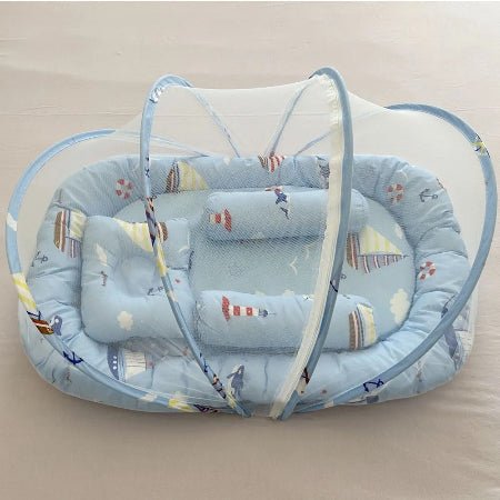 reducteur-de-lit-evolutif-motif-marin-bleu-bateaux-vue-dessus-aube-protectrice