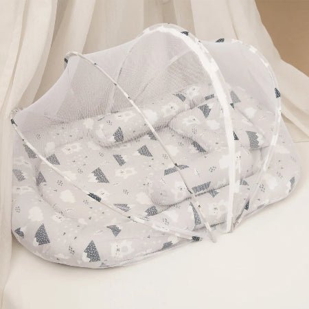 reducteur-de-lit-evolutif-motif-ours-montagne-gris-sur-lit-aube-protectrice