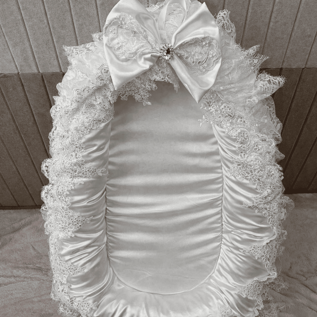 reducteur-de-lit-evolutif-satine-blanc-avec-dentelle-luxe-elegante-cocon-luxueux-nuit