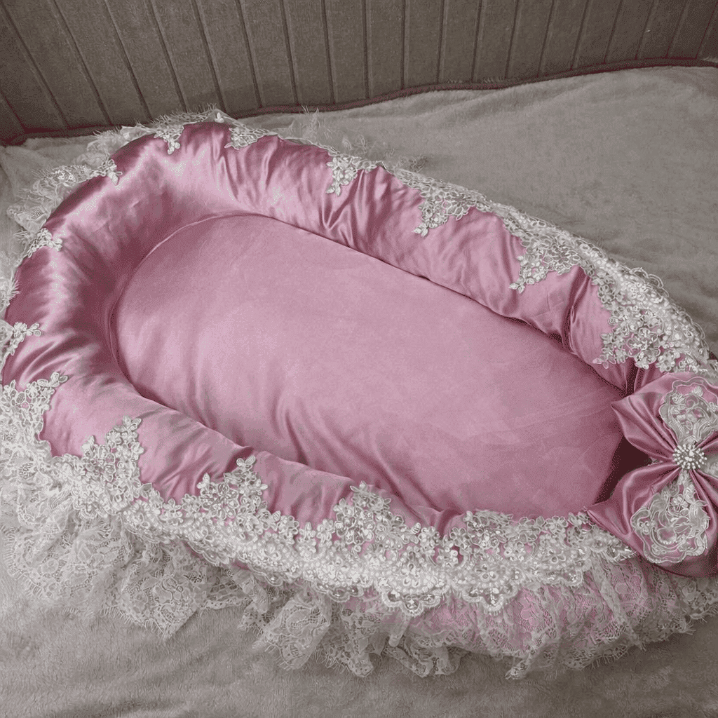 reducteur-de-lit-evolutif-satine-rose-dentelle-perles-confort-nursery-cocon-luxueux-nuit