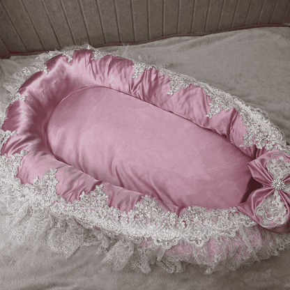 reducteur-de-lit-evolutif-satine-rose-dentelle-perles-confort-nursery-cocon-luxueux-nuit