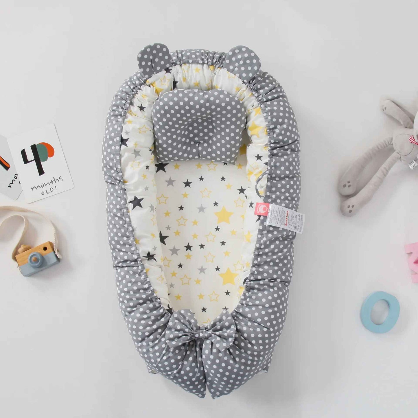 reducteur-de-lit-gris-etoiles-peluche-lapin-jouets-accessoires-enfant-sommeil-douceur