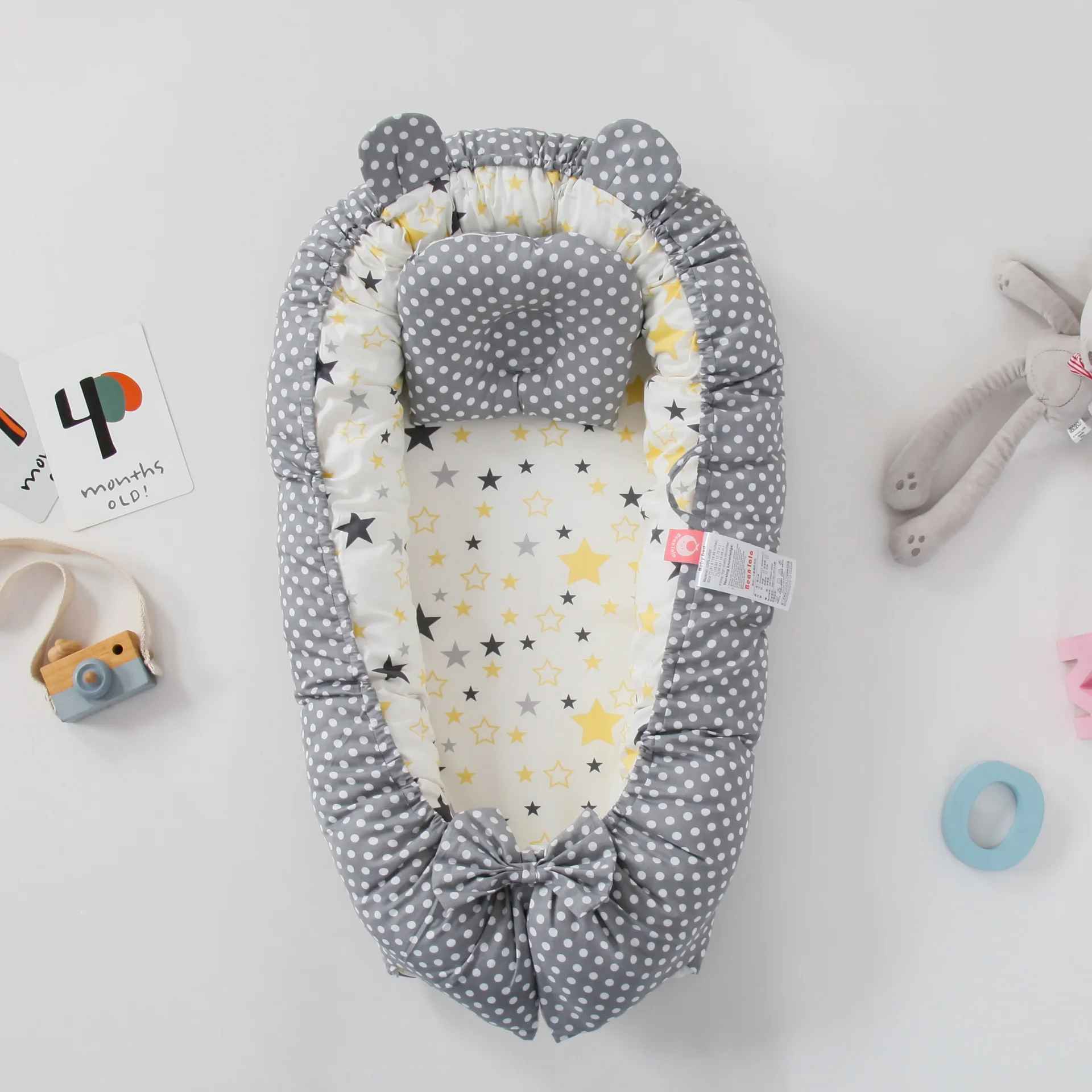 reducteur-de-lit-gris-etoiles-peluche-lapin-jouets-accessoires-enfant-sommeil-douceur