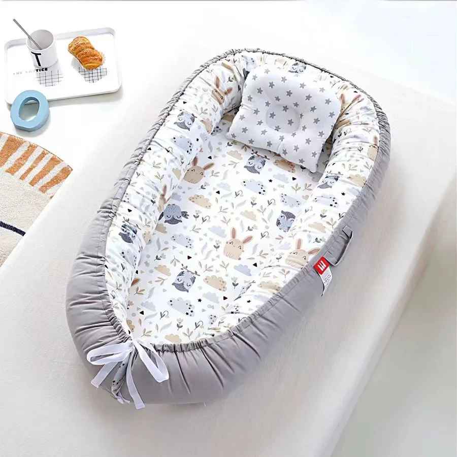 reducteur-de-lit-gris-fond-blanc-dessins-tetes-de-lapins-NidCoton