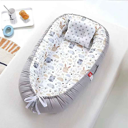 reducteur-de-lit-gris-fond-blanc-dessins-tetes-de-lapins-NidCoton