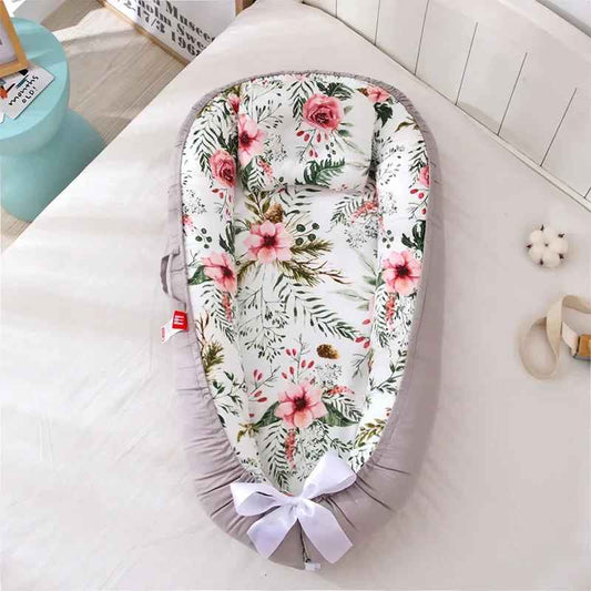 reducteur-de-lit-gris-fond-blanc-motifs-fleur-rose-vert-floral