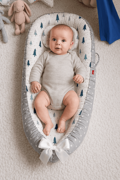 reducteur-de-lit-gris-fond-blanc-motifs-sapin-bebe-souriant-floral