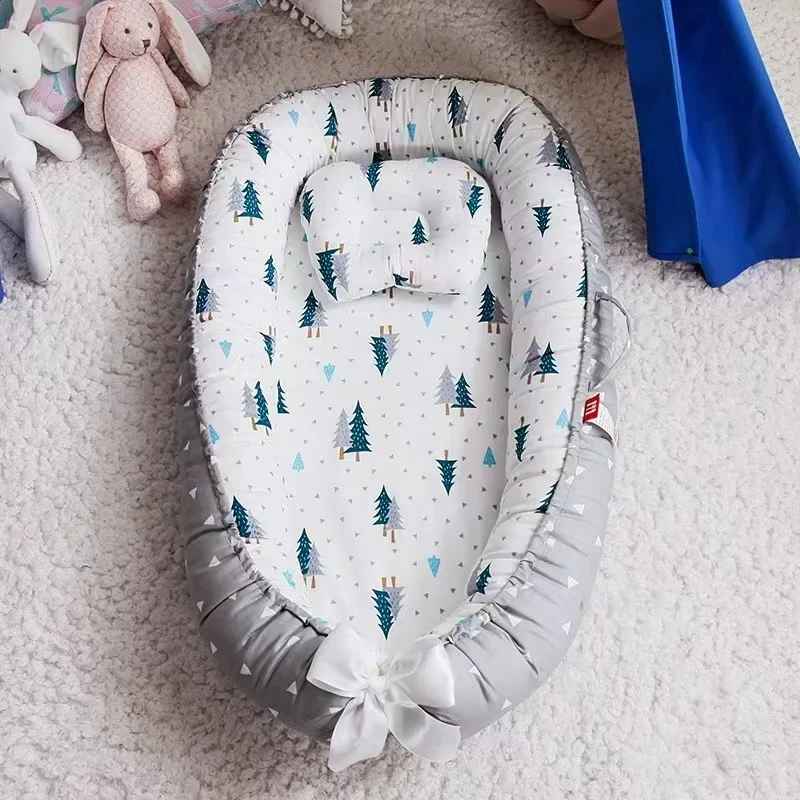 reducteur-de-lit-gris-fond-blanc-motifs-sapin-floral