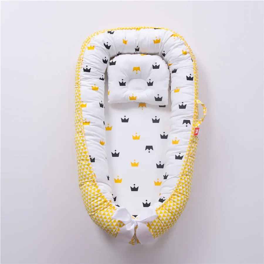 reducteur-de-lit-jaune-fond-blanc-motif-couronne-doudinid