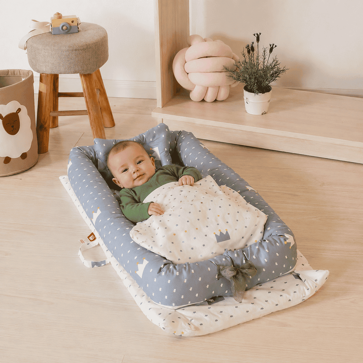 reducteur-de-lit-jollein-bebe-allonge-nid-confort-motif-couronnes-ecrin-de-serenite