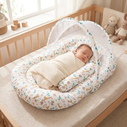 reducteur-de-lit-jukki-bebe-emmaillote-motif-girafe-berceau-bois-rosee-douce