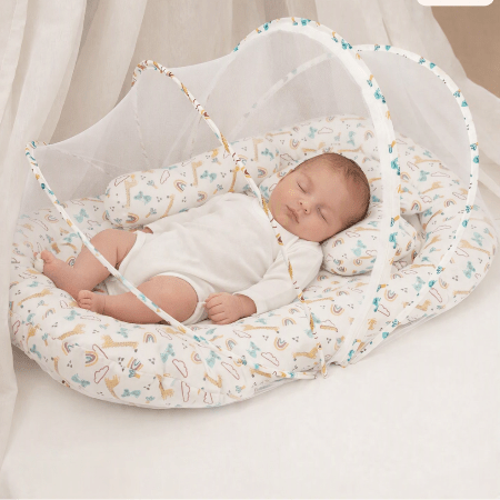 reducteur-de-lit-jukki-bebe-endormi-motif-girafe-moustiquaire-protectrice-rosee-douce