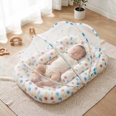 reducteur-de-lit-jukki-bebe-endormi-motif-pois-tapis-chambre-rosee-douce