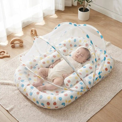 reducteur-de-lit-jukki-bebe-endormi-motif-pois-tapis-chambre-rosee-douce