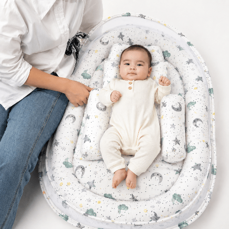 reducteur-de-lit-jukki-bebe-eveille-motif-etoiles-lune-maman-rosee-douce