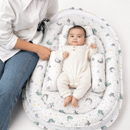 reducteur-de-lit-jukki-bebe-eveille-motif-etoiles-lune-maman-rosee-douce