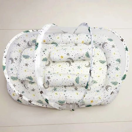 reducteur-de-lit-jukki-motif-etoiles-lune-nuages-vue-dessus-rosee-douce