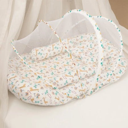 reducteur-de-lit-jukki-motif-girafe-pastel-moustiquaire-ouverte-cocon-rosee-douce