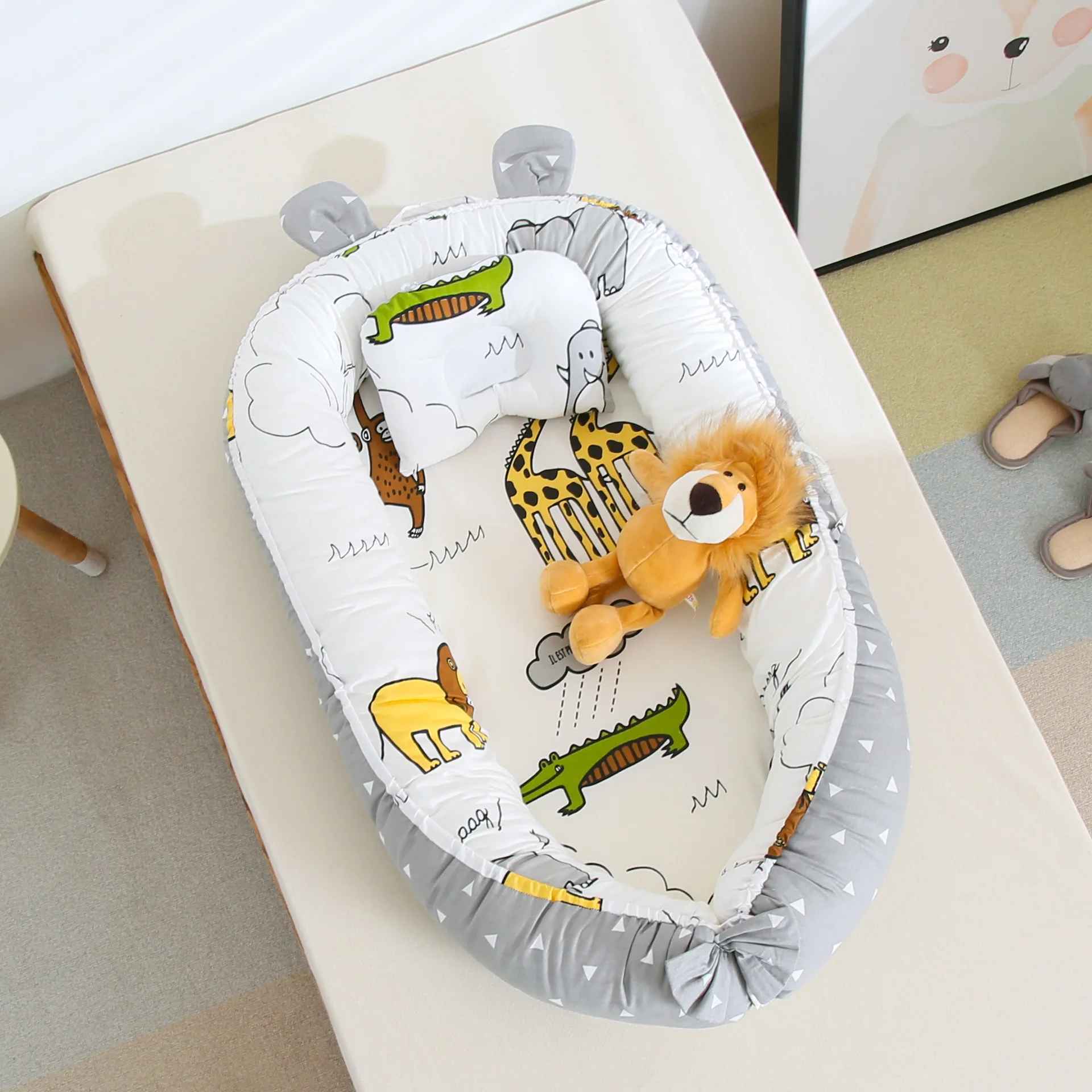 reducteur-de-lit-nid-bebe-animaux-coussin-gris-peluche-chambre-confort-douceur-reve-serenite