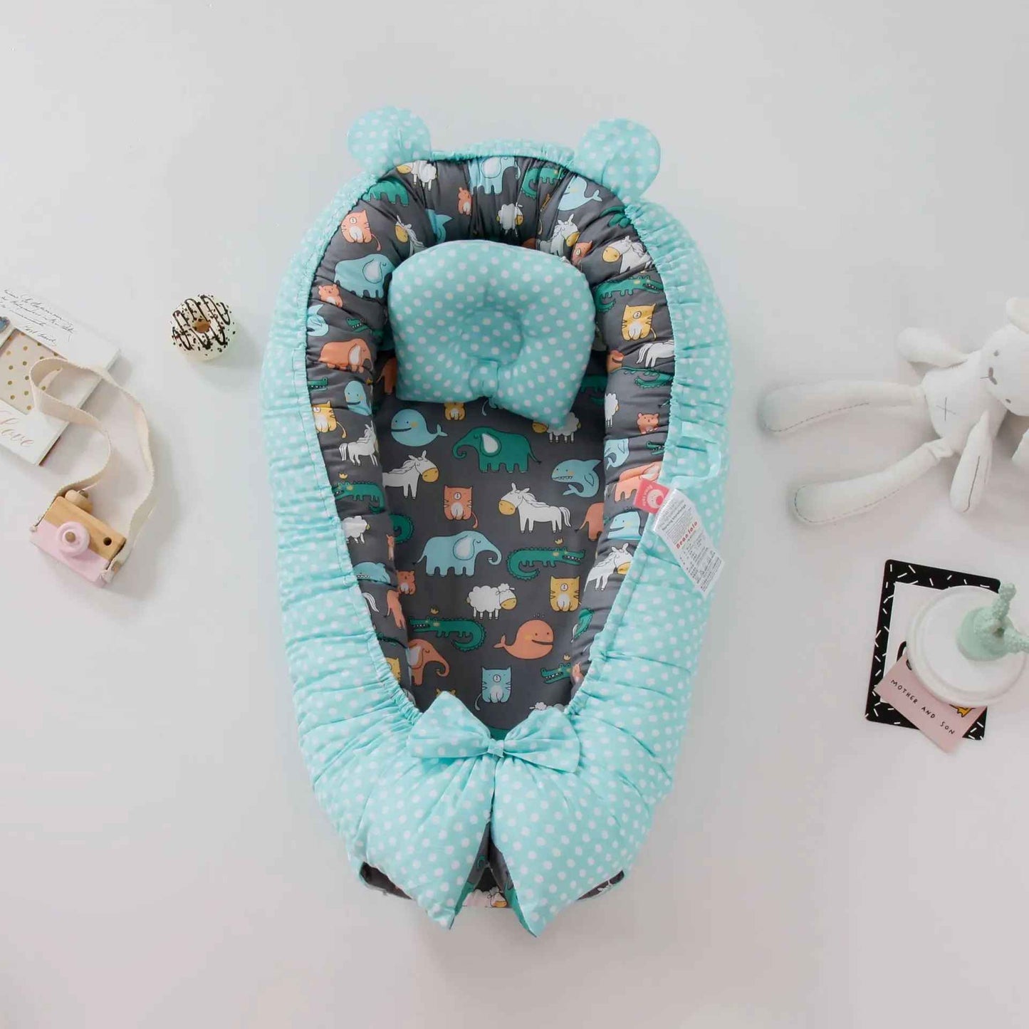 reducteur-de-lit-nid-bebe-bleu-animaux-coussin-jouets-decoration-chambre-enfant-reve-serenite