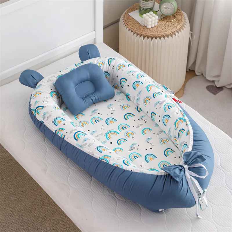 reducteur-de-lit-nid-bebe-bleu-motif-arc-en-ciel-confort-chambre-accessoires-brume-de-repos