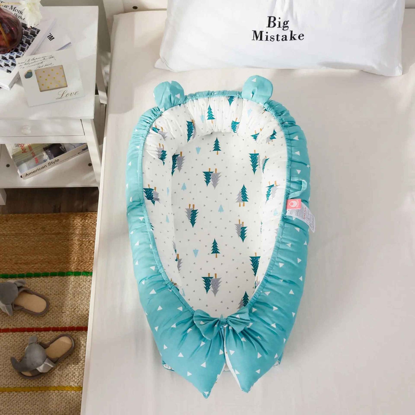 reducteur-de-lit-nid-bebe-bleu-motifs-arbres-chambre-decoration-oreiller-confort-sommeil-douceur