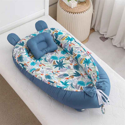 reducteur-de-lit-nid-bebe-bleu-motifs-tropicaux-coussin-chambre-decoration-confort-reve-apaisant