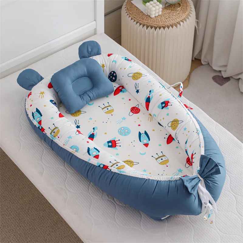 reducteur-de-lit-nid-bebe-espace-bleu-fusees-planetes-etoiles-confort-enfant-reve-apaisant