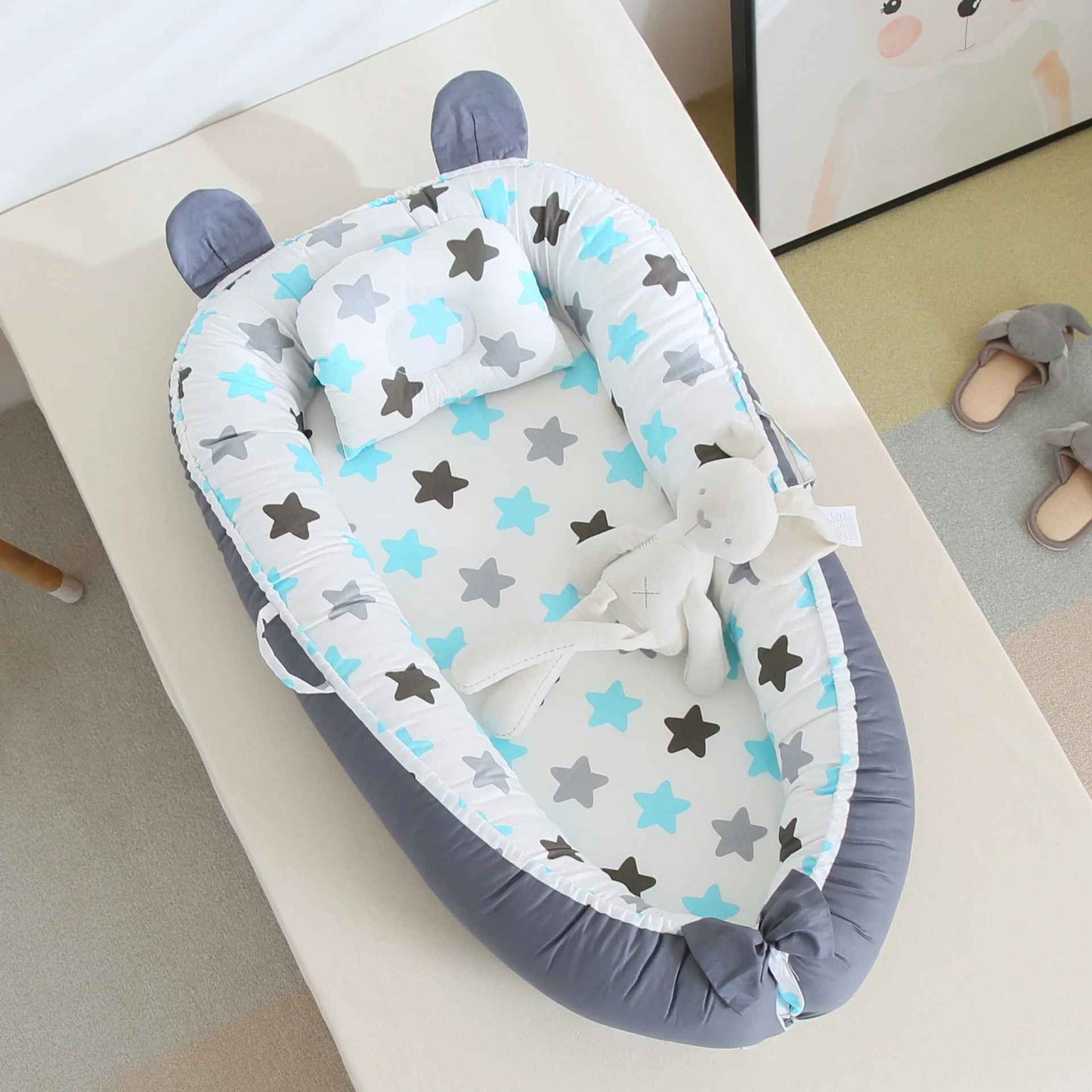 reducteur-de-lit-nid-bebe-gris-etoiles-peluche-lapin-chambre-confort-accessoires-nuage-calme