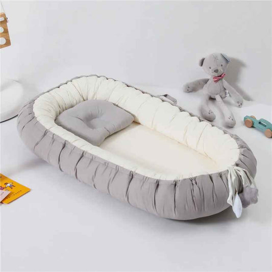 reducteur-de-lit-nid-bebe-gris-interieur-creme-oreiller-peluche-voiture-bois-berceau-tranquille