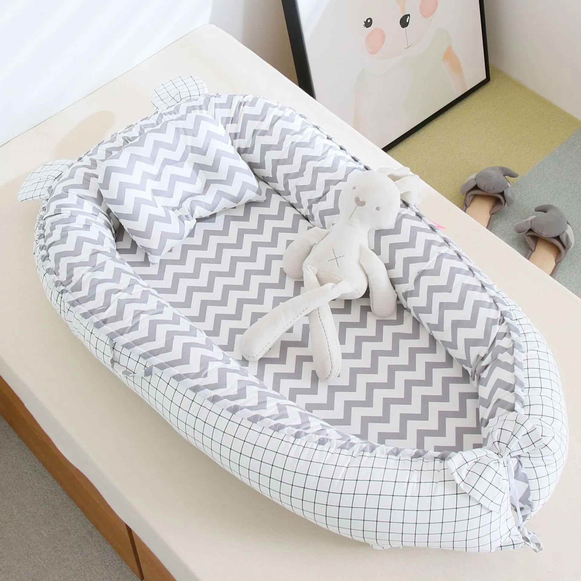 reducteur-de-lit-nid-bebe-gris-motif-chevron-oreiller-peluche-confort-chambre-decoration-reve-serenite