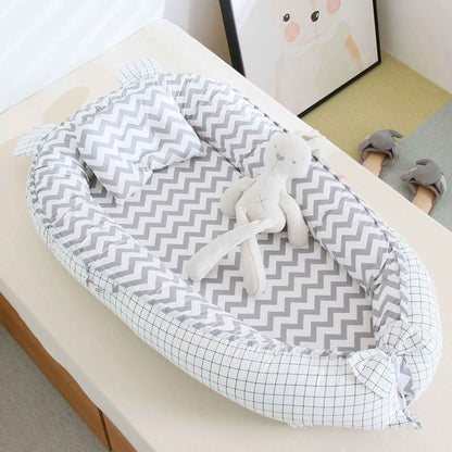 reducteur-de-lit-nid-bebe-gris-motif-chevron-oreiller-peluche-confort-chambre-decoration-reve-serenite