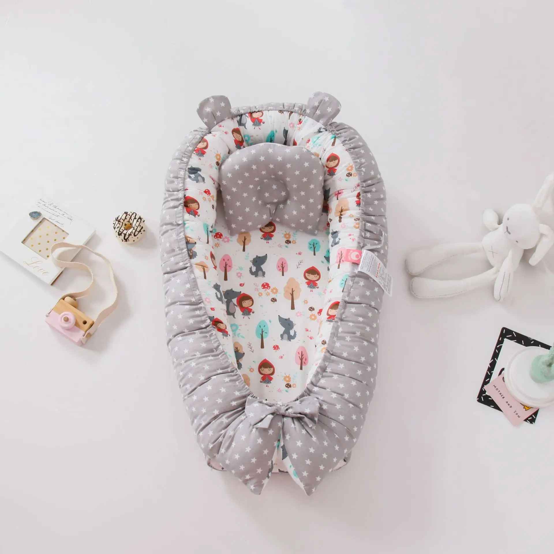 reducteur-de-lit-nid-bebe-gris-motif-contes-peluche-accessoires-enfant-chambre-douce-sommeil-douceur