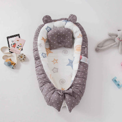 reducteur-de-lit-nid-bebe-gris-motif-etoiles-jouets-accessoires-peluche-chambre-reve-serenite