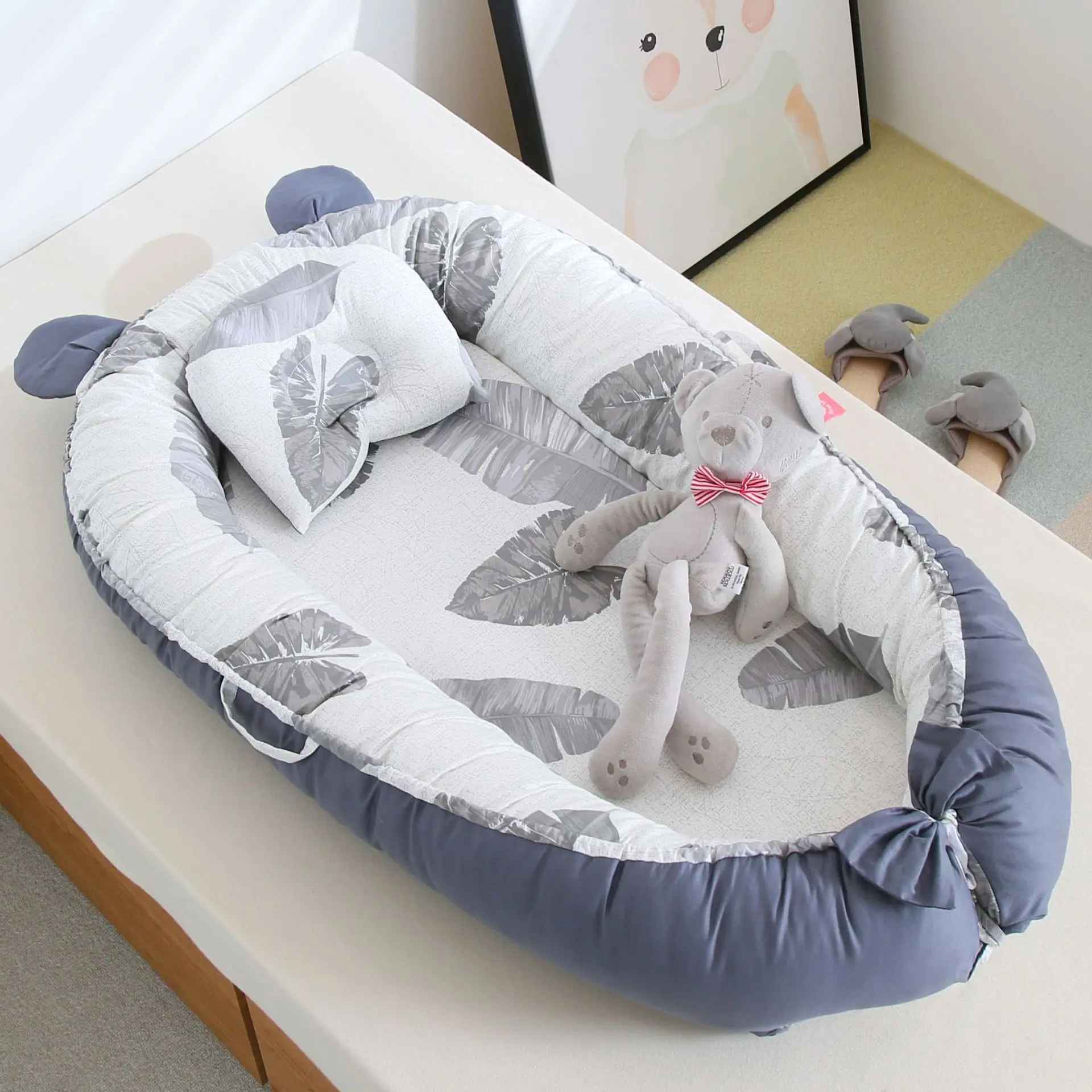 reducteur-de-lit-nid-bebe-gris-motif-feuilles-peluche-ourson-chambre-confort-nuage-calme
