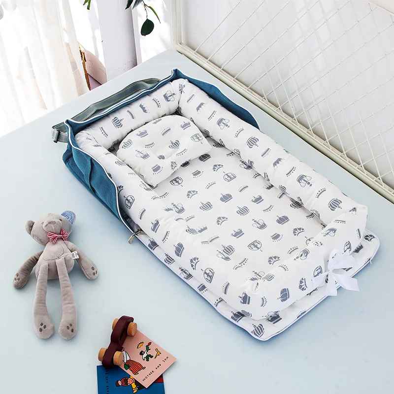 reducteur-de-lit-nid-bebe-motif-ballons-bleu-peluche-voiture-livres-enfant-nuit-veloutee