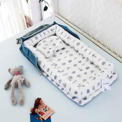 reducteur-de-lit-nid-bebe-motif-ballons-bleu-peluche-voiture-livres-enfant-nuit-veloutee