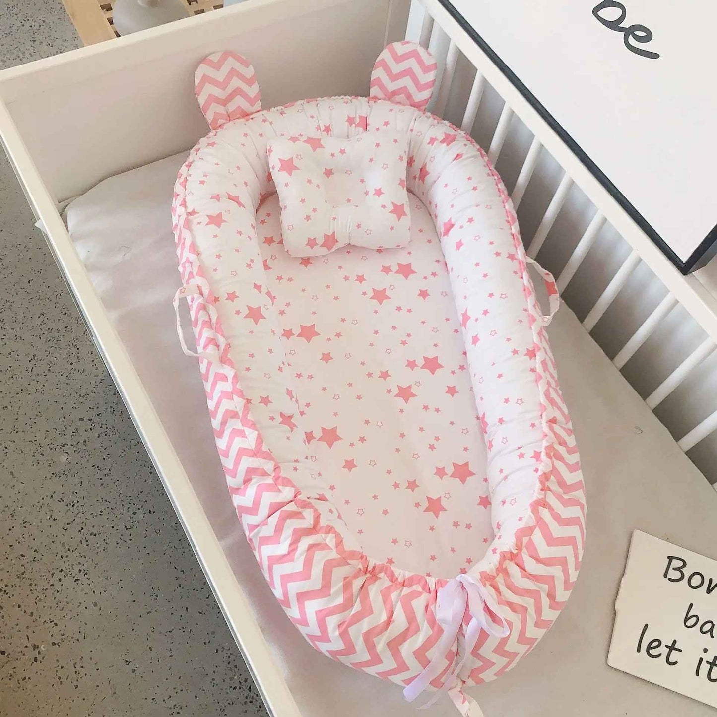 reducteur-de-lit-nid-bebe-rose-motif-etoiles-coussin-confort-berceau-chambre-nuage-calme