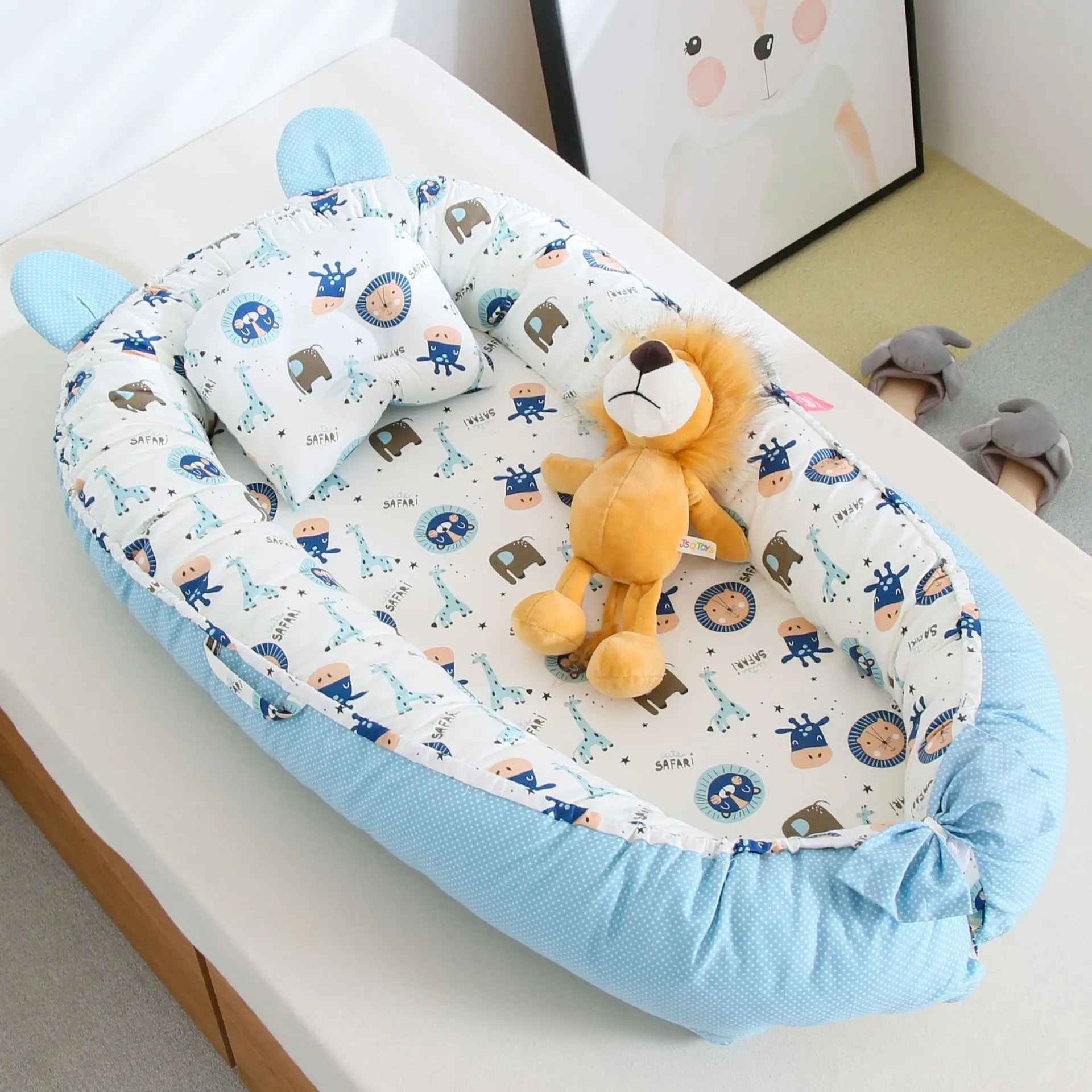 reducteur-de-lit-nid-bebe-safari-animaux-bleu-peluche-lion-chambre-enfant-brume-de-repos