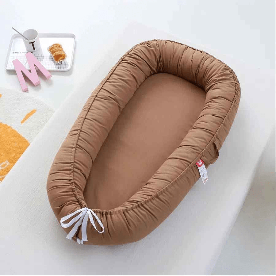 reducteur-de-lit-pour-bebe-coussin-marron-nid-confort-douillet-chambre-maison-berce-calin