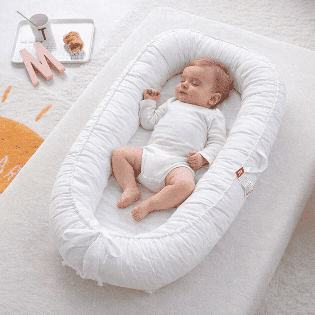 reducteur-de-lit-pour-bebe-nouveau-ne-allonge-coussin-blanc-confort-maison-douceur-berce-calin