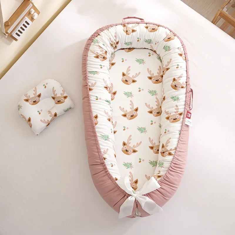 reducteur-de-lit-rose-fond-blanc-motif-lapins-NidCoton