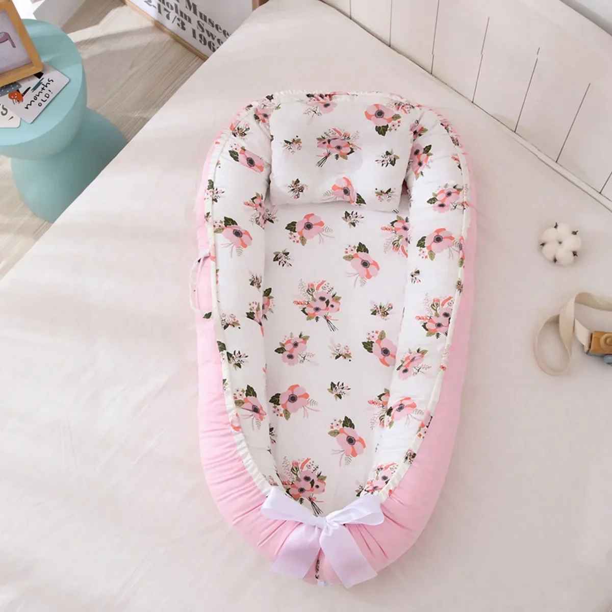 reducteur-de-lit-rose-fond-blanc-motifs-petites-fleurs-rose-floral