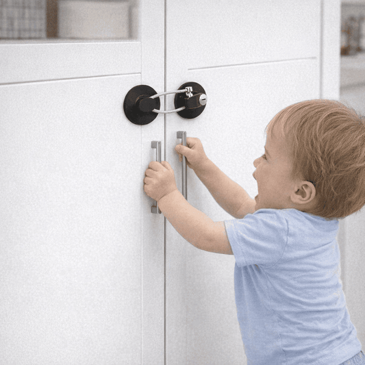 securite-bebe-placard-enfant-tente-ouvrir-armoire-blanche-verrou-noir-stop-doux