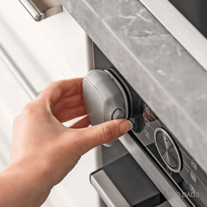 securite-bebe-placard-main-ajustant-protection-bouton-four-cuisine-securisee-sentinelle-tendre