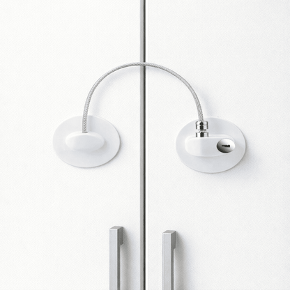 securite-bebe-placard-verrou-cable-metal-sur-armoire-blanche-stop-doux