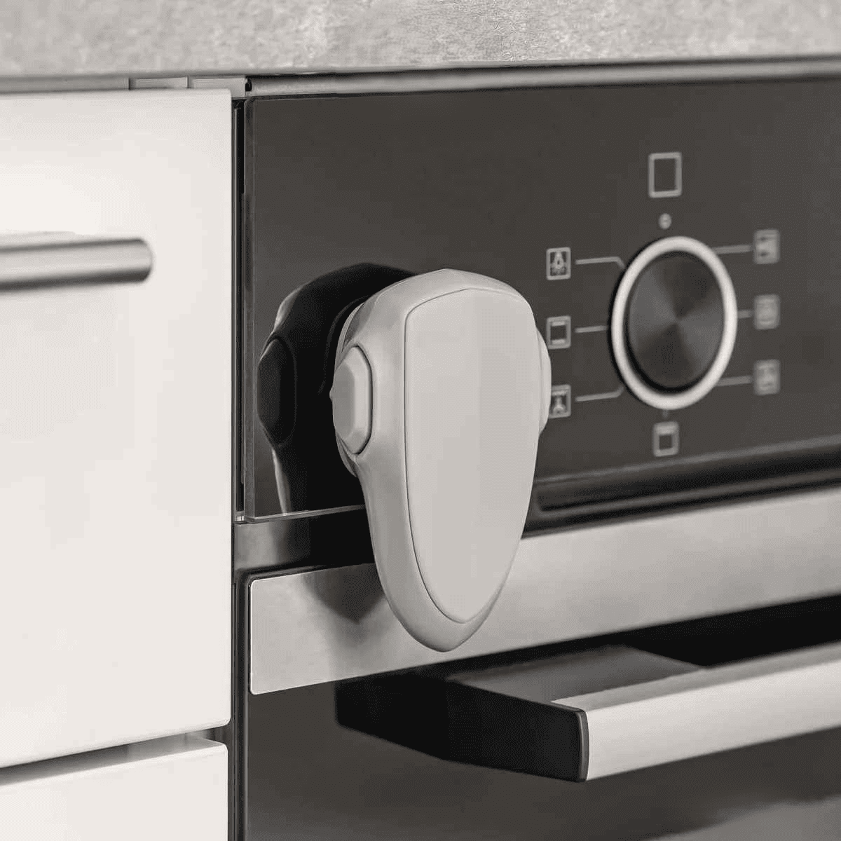 securite-bebe-placard-verrou-four-blanc-protection-cuisine-contre-ouverture-sentinelle-tendre