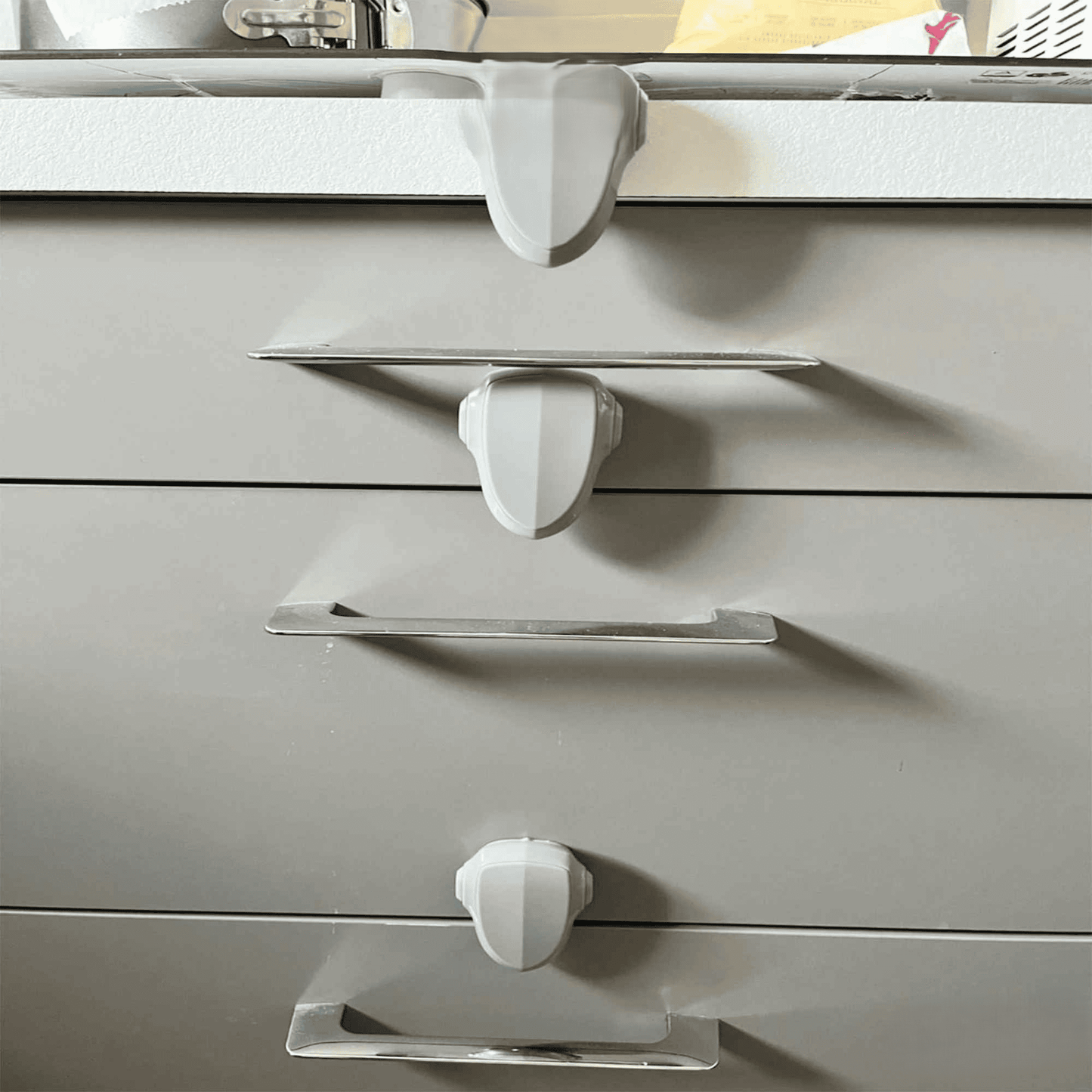 securite-bebe-tiroirs-gris-avec-bloque-portes-blancs-installation-protection-tendre