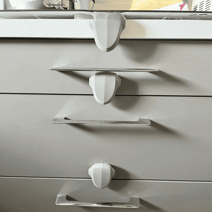 securite-bebe-tiroirs-gris-avec-bloque-portes-blancs-installation-protection-tendre
